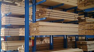 Scaffale cantilever coperto