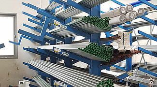 Scaffale cantilever con mensole inclinate