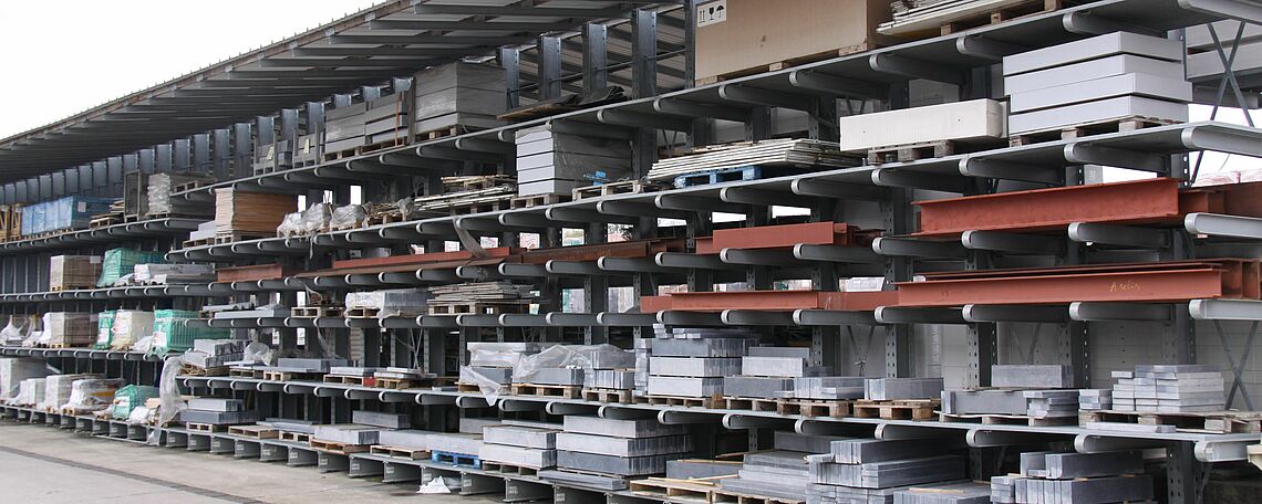 Scaffale cantilever con tetto